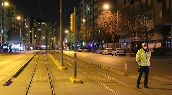 Son dakika: Sokağa çıkma kısıtlaması başladı! Ne zaman sona erecek? Kimler muaf tutulacak? Nereler açık olacak? İşte detaylar...