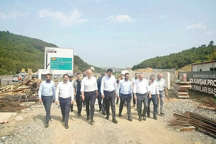 yeniden-ihya-ve-insa-deprem-bolgesi-yeniden-ayaklaniyor-bakan-murat-kurum-tarih-verdi-200-bin-konutu-teslim-ed-1720288628918.jpeg Yeniden ihya ve inşa! Bakan Murat Kurum deprem konutları için tarih verdi: 200 bin konutu teslim edeceğiz - 1