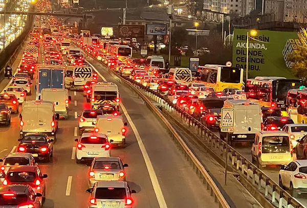 İstanbul’da yeni hafta trafikle başladı! Milyonlar yolda kaldı