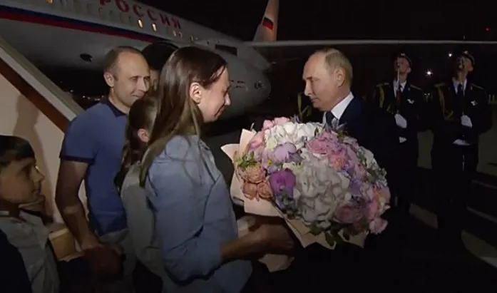 Vladimir Putin, Rus esirleri havaalanında karşıladı.