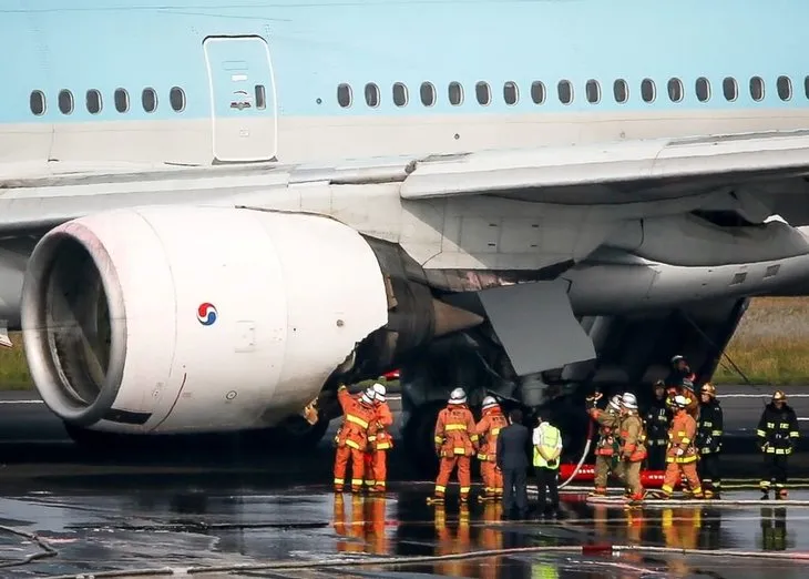 Yolcu uçağının kalkış sırasında motoru yandı