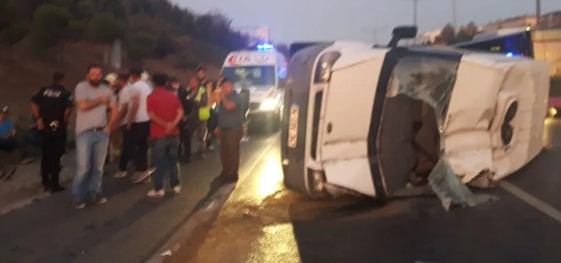 Son dakika: TEM Otoyolu'nda servis minibüsü devrildi!