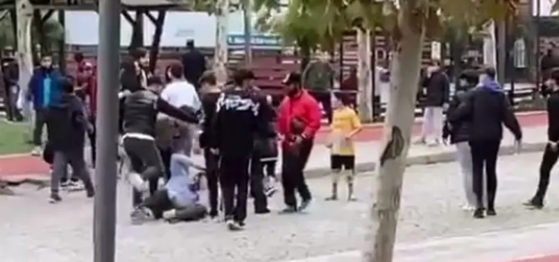 Esenyurt’ta gençlerin kavgasında tekmeler ve yumruklar konuştu! O anlar kamerada