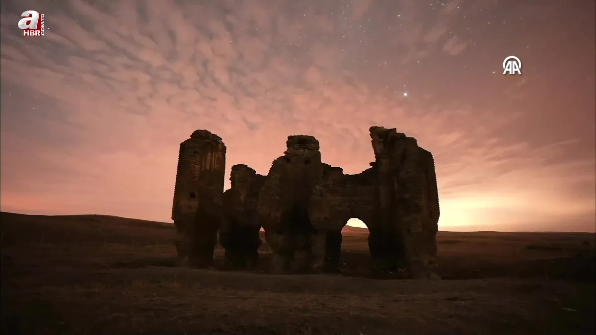 Tarihi Üçayak Kilisesi yıldızların altında etkileyici görüntüler oluşturdu