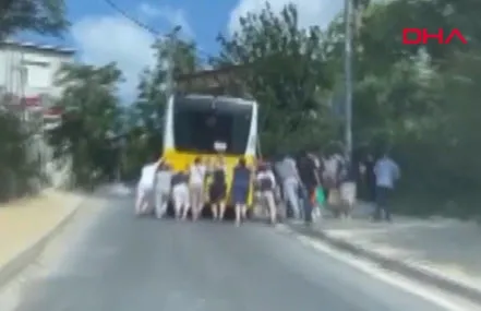 istanbulda-yeni-iett-skandali-motor-bolumu-yanan-otobusu-vatandas-sondurdu-1665051287634.jpg İstanbul'da yeni İETT skandalı! Motor bölümü yanan otobüsü vatandaş söndürdü - 4