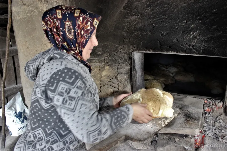 Bursalı kadınlar köydeki camilerini yaptırmak için ekmek yapıp satıyorlar 4