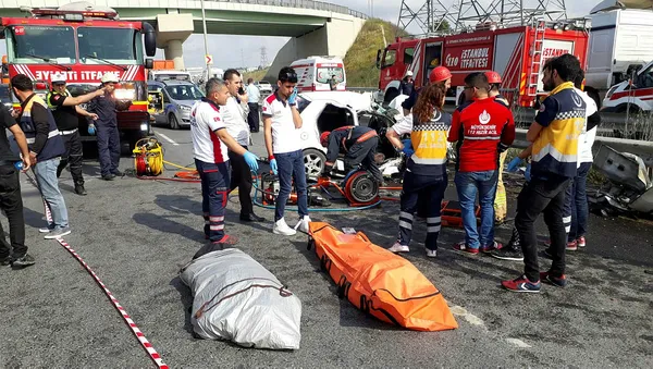 İstanbul'da feci kaza! Otomobil temizlik aracına çarptı: 3 kişi hayatını kaybetti - 1