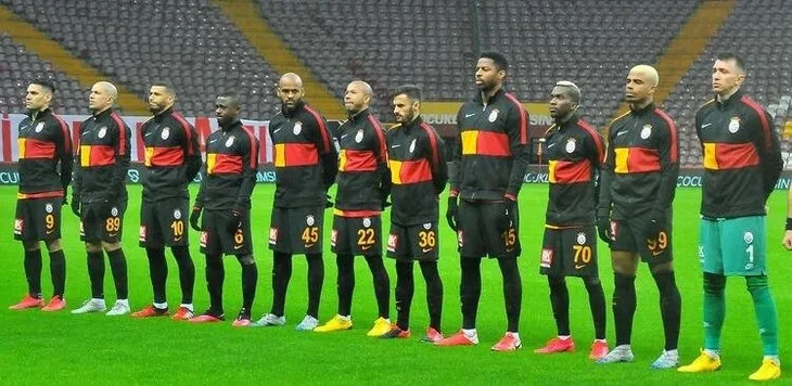 Galatasaray’da 8 ismin bileti kesildi