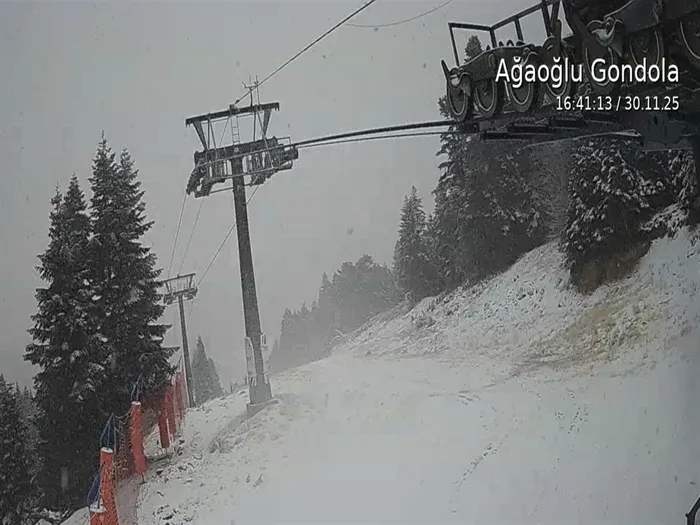 uludag-beyaza-burundu-kar-yagisi-etkisini-artiriyor-1764511456957.jpeg Fotoğraf (DHA)