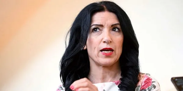 Terör örgütü PKK İsveç hükümetini çıkmaza soktu! PKK’lı vekil Amineh Kakabaveh İsveç Meclisi’ni işlemez hale getirdi