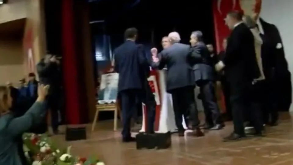 Kılıçdaroğlu’nun da katıldığı CHP Ankara İl Kongresinde rezalet! Kadınlara hakaret edildi |Video izle