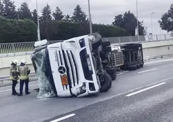 Bakırköy'de LNG yüklü tanker devrildi! Sızıntı nedeniyle yol trafiğe kapatıldı