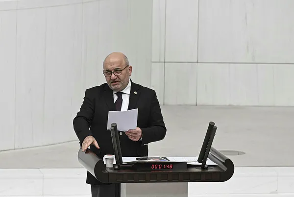 saadet-partisi-kocaeli-milletvekili-hasan-bitmez-tbmm-kursusunde-bayildi-kafasini-yere-carpti-1702380579808.jpg Saadet Partisi Kocaeli Milletvekili Hasan Bitmez TBMM kürsüsünde bayıldı! Sağlık Bakanı Koca: Entübe edilerek yoğun bakıma alındı - 3