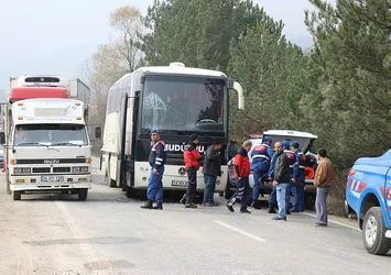 Bolu'da öğrencileri taşıyan otobüs kaza yaptı