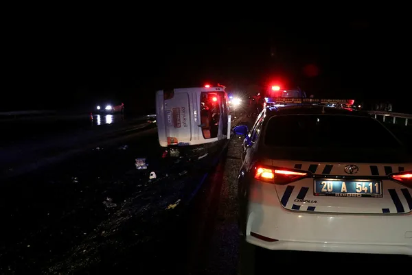 1661456961485.jpg Denizli'de yolcu otobüsü devrildi! Otobüste sıkışanlar var! Çok sayıda yaralı... - 6