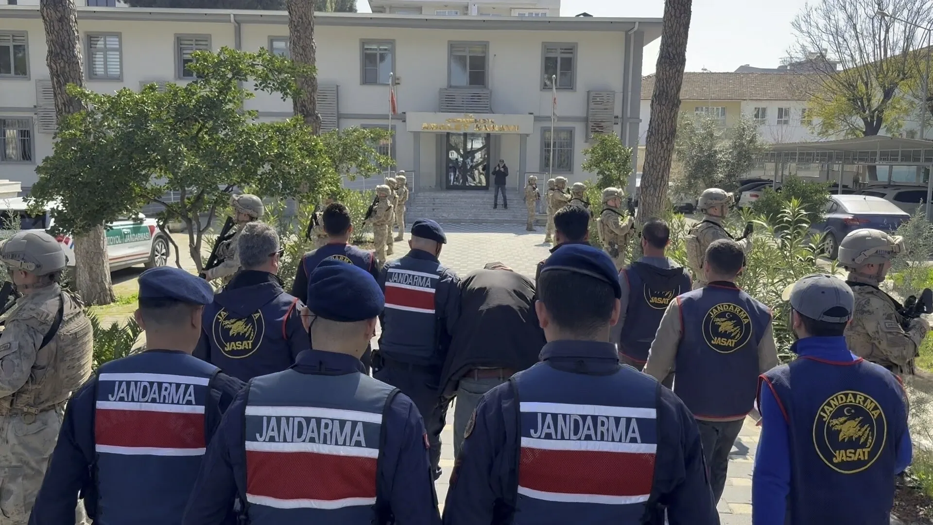 Arazi tartışması vahşete dönüştü! Annesini odunla vurarak öldürdü