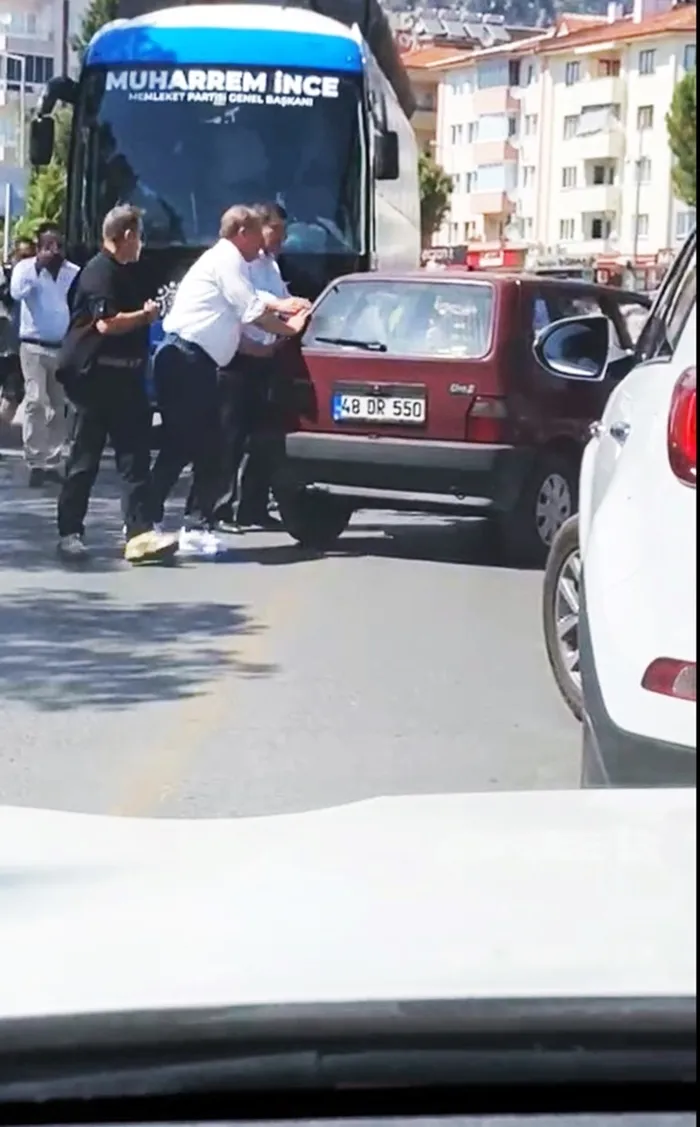 Muharrem İnce otobüsten inip araba itti! O anlar kamerada - 2