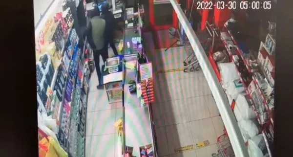 vandaki-hirsizlik-ve-kapkac-anlari-kamerada-3-zanli-tutuklandi-1649137718119.jpg Van’daki hırsızlık ve kapkaç anları kamerada! 3 zanlı tutuklandı - 4