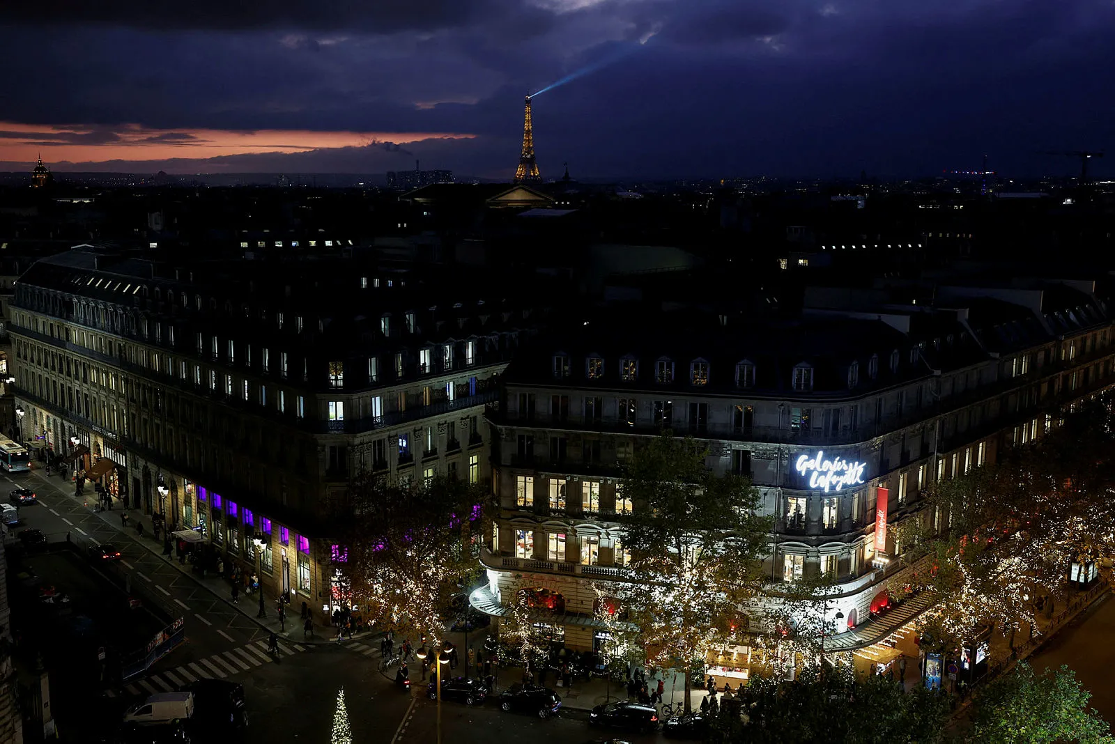 Paris karanlığa gömüldü! Birçok mahalle elektriksiz kaldı