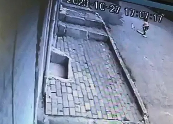 3-yasindaki-kucuk-kizi-hayattan-koparan-olay-feci-kaza-kamerada-1698488924775.jpeg 3 yaşındaki küçük kızı hayattan koparan olay! Feci kaza kamerada - 2
