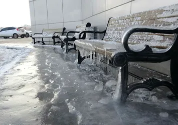 Ağrı'da soğuk havada banklar buz tuttu