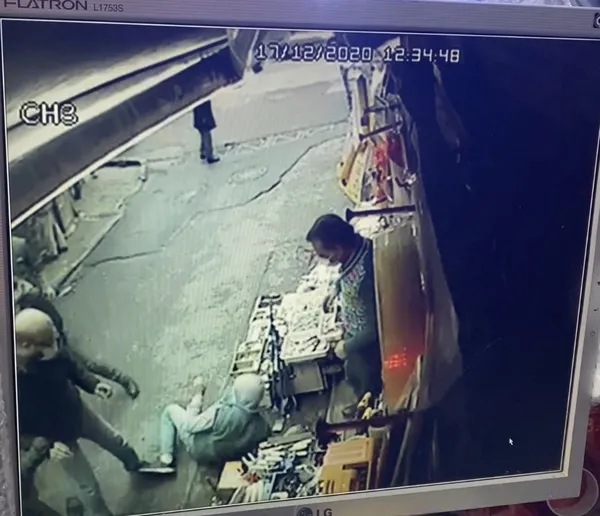 esnaf-kapkacciyi-boyle-yakaladi-1608211095337.jpg Esnaf kapkaççıyı böyle yakaladı - 1