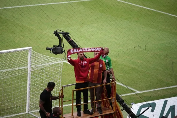 Hakim Ziyech Galatasaray’da! KAP’a bildirildi | Ziyech RAMS Park’ta taraftara üçlü çektirdi