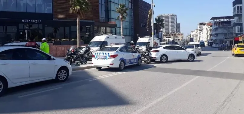 Izmir Bornova Da Hareketli Anlar Avm Bosaltildi