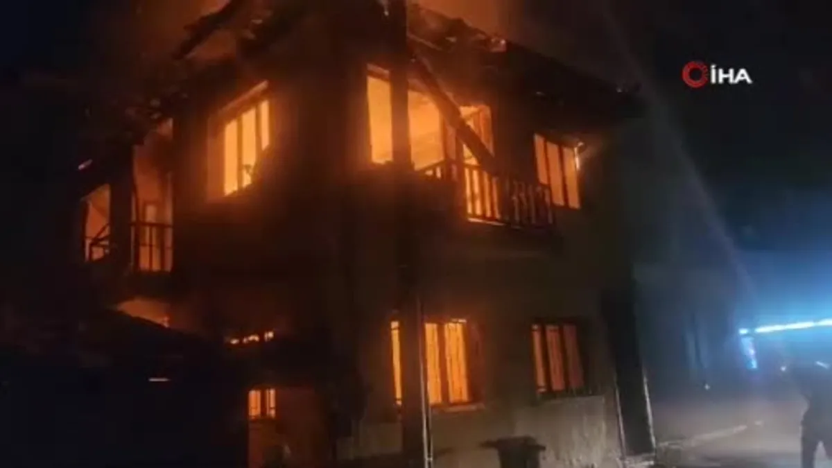 Bolu'da iki katlı ahşap ev alev alev yandı