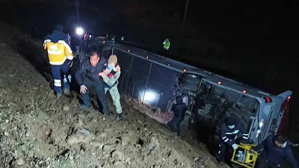 Sivas Suşehri’nde yolcu otobüsü devrildi: 39 yaralı