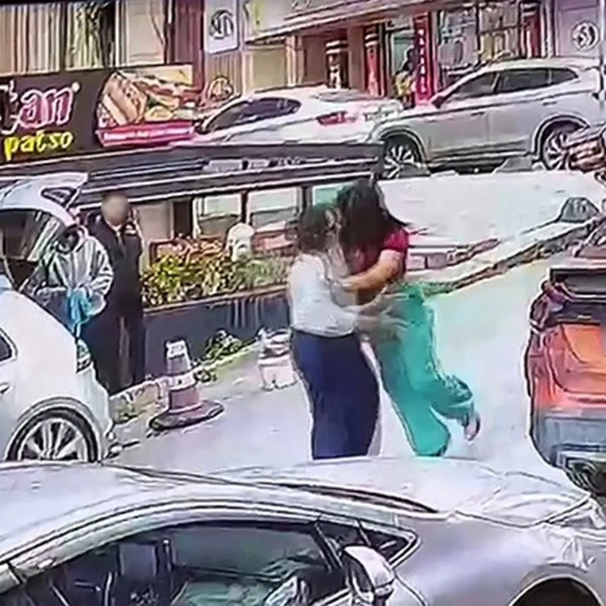 Kadın sürücü tartıştığı kadına kafa attı