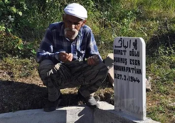 Köylüye kızdı mezarını evinin bahçesine yaptı