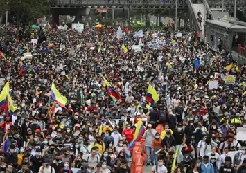 Kolombiya'da binlerce kişi hükümetin politikalarını protesto etti