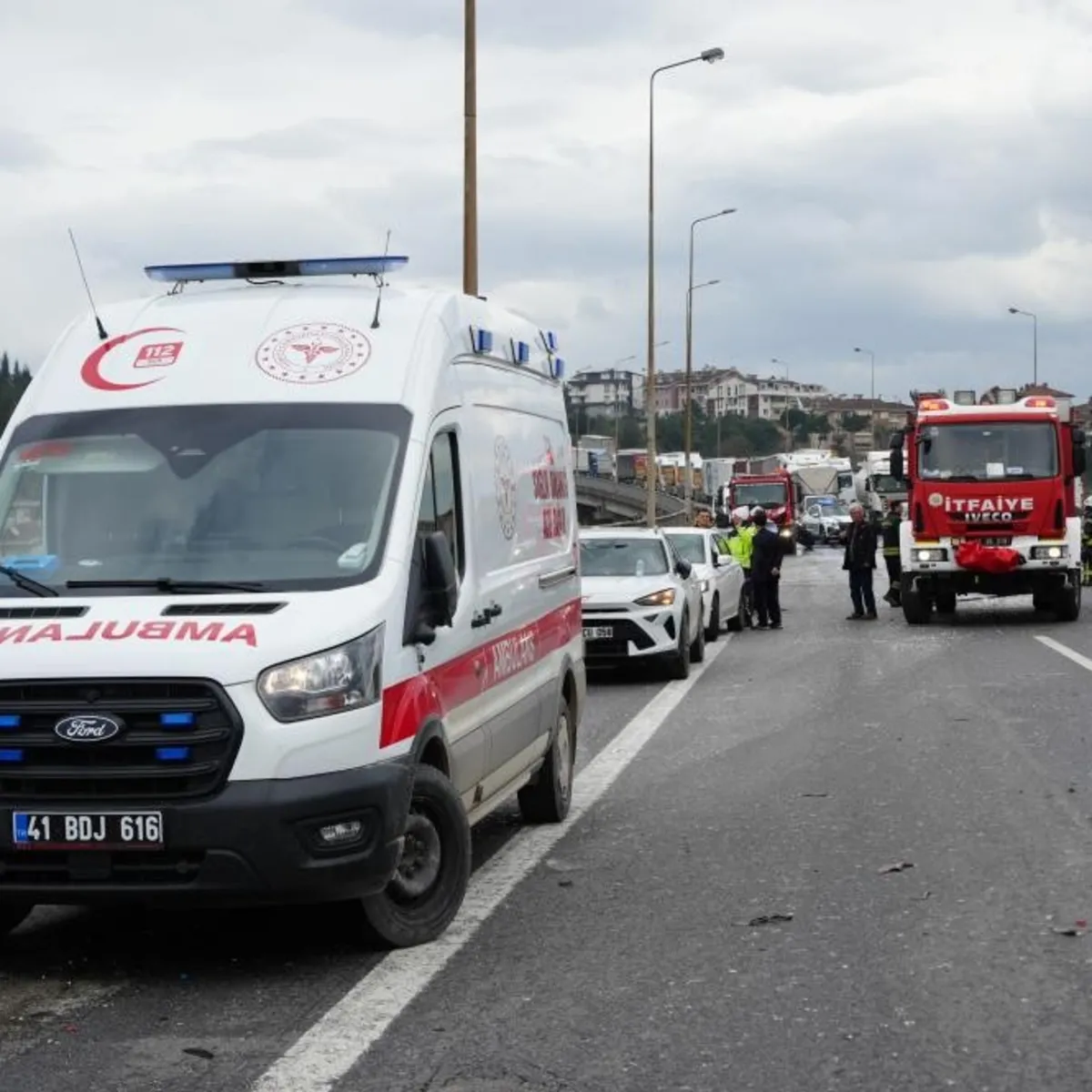 TEM Otoyolu'nda Yola Dökülen İmalat Atıkları Zincirleme Kazaya Neden Oldu