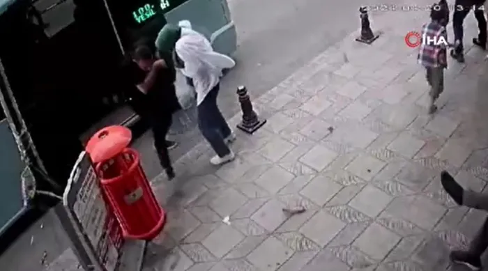 karabukte-soke-eden-olay-minibusten-inenler-neye-ugradiklarini-sasirdi-baslarina-tas-yagdi-1713643262527.jpeg Karabük’te akılalmaz olay! Minibüsten inenler neye uğradıklarını şaşırdı: Başlarına taş yağdı - 2