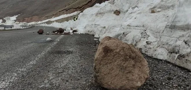 Yola düşen taş ve kaya parçaları tehlike saçıyor