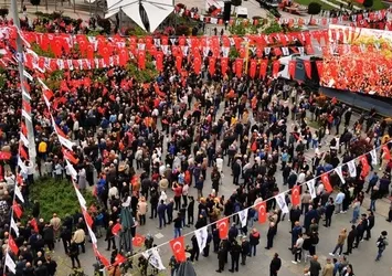 Ekrem İmamoğlu'na Yalova'da soğuk duş! Onlarca otobüsle taşımaya rağmen meydan boş kaldı