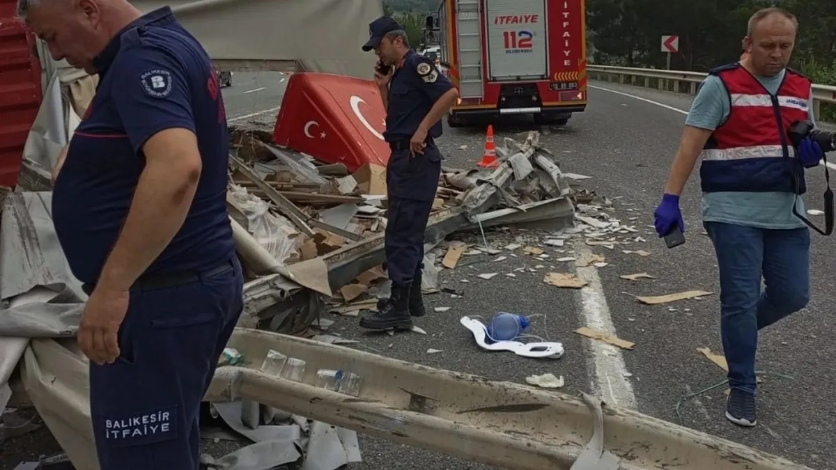 Balıkesir'de feci kaza! Devrilen TIR'ın sürücüsü öldü