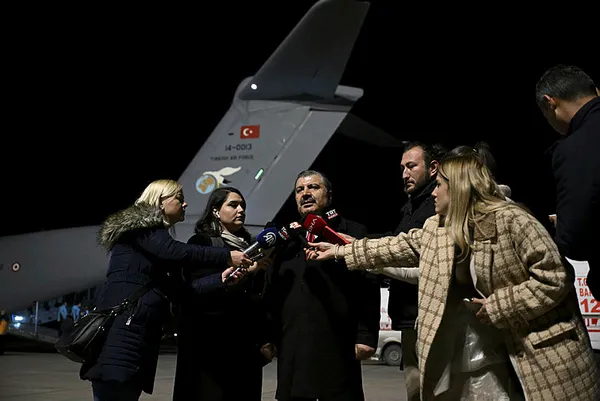 turkiyeden-filistinli-mazlumlara-can-eli-bakan-koca-turkiyeye-getirilen-hastalari-karsiladi-1702403712825.jpg Türkiye'den Filistinli mazlumlara can eli! Bakan Koca Türkiye'ye getirilen hastaları karşıladı - 4