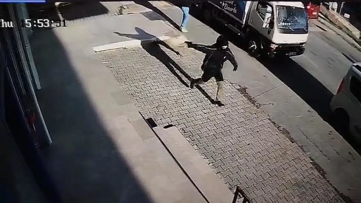 Arnavutköy'de korku dolu anlar! 14 yaşındaki çocuk markete ateş açtı