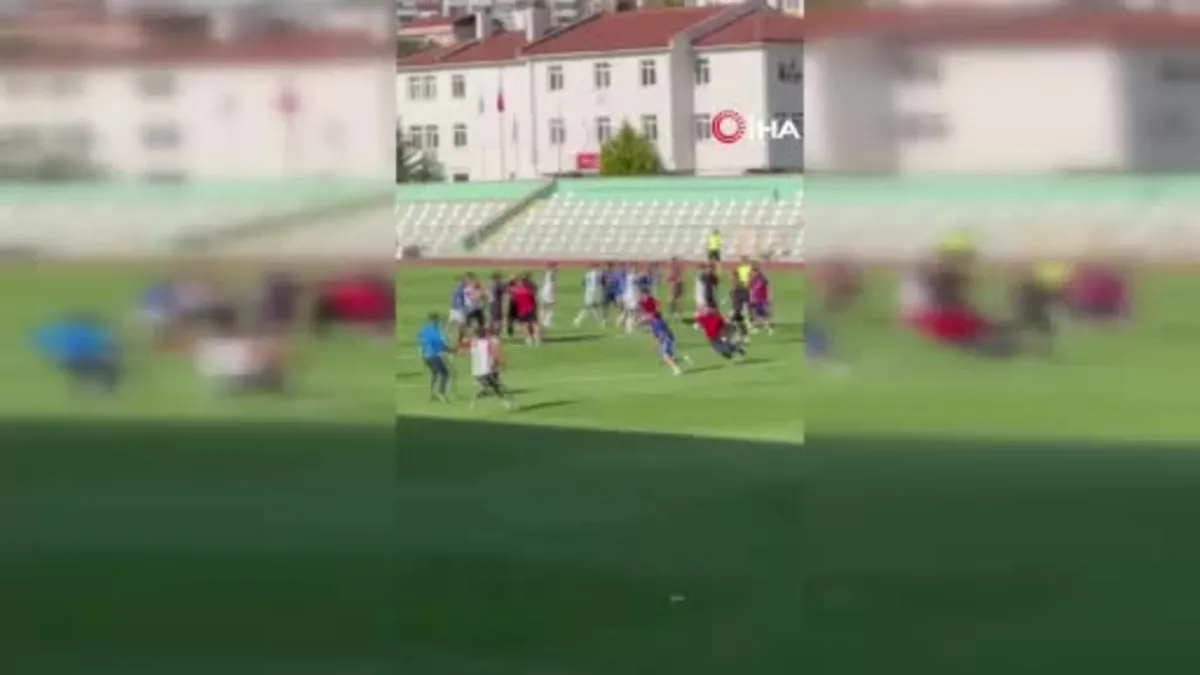 Amasya’da amatör maçta kavga kamerada