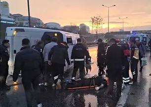 Maltepe'de servis minibüsü devrildi: Çok sayıda yaralı var