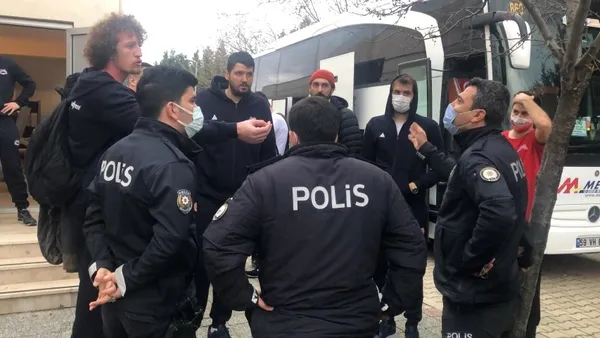 Seyircisiz maçta olay çıktı polis biber gazı ile müdahale etti - 3