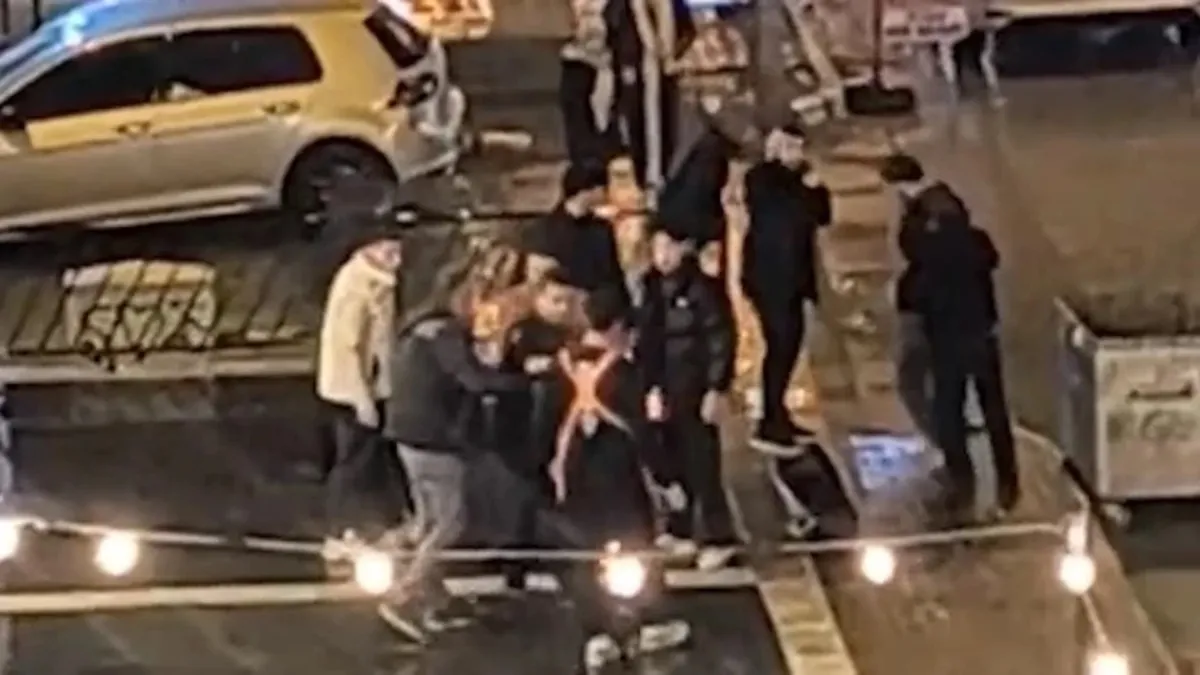 Lokanta çalışanlarıyla müşteriler arasındaki kavga kamerada