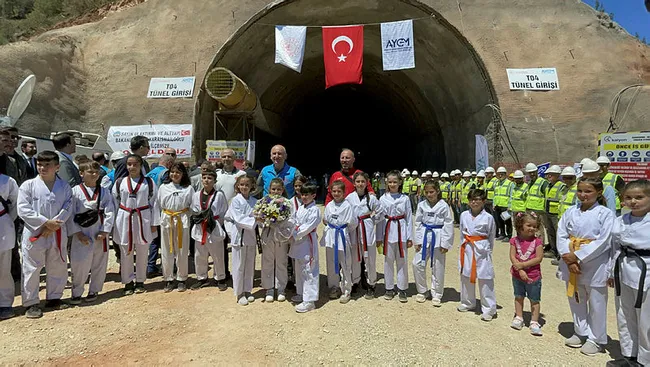 Ulaştırma ve Altyapı Bakanı Adil Karaismailoğlu: Ankara-Bursa ve Bursa-İstanbul arası 2 saat 15 dakika olacak