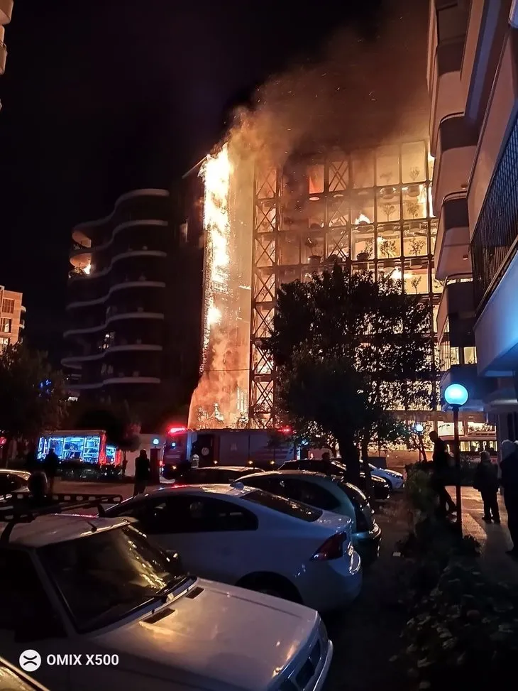 İzmir’de 8 katlı binada büyük yangın
