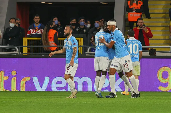 goztepe-0-trabzonspor-1-mac-sonucu-firtina-izmirde-tek-atti-3-aldi-1635012721573.jpg Göztepe: 0 - Trabzonspor: 1 MAÇ SONUCU | Fırtına İzmir'de tek attı 3 aldı - 2