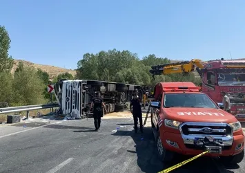 Malatya'da feci kaza! TIR devrildi: 1 ağır yaralı