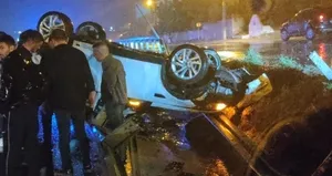 Virajı alamayan otomobil bariyerlere çarptı: 3 yaralı