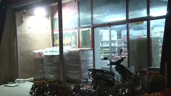 beylikduzunde-is-yerine-motosikletli-sahislar-silahli-saldiri-gerceklestirdi-o-anlar-kamerada-1648619664547.jpg Beylikdüzü’nde iş yerine motosikletli şahıslar silahlı saldırı gerçekleştirdi! O anlar kamerada - 1